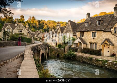 Mutter und Kind im Licht des Tagesendes in Castle Combe, einem Dorf in den Cotswolds, England. Stockfoto