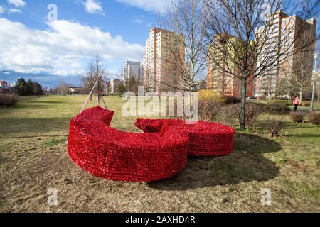 Ostrava, Tschechien. Februar 2020. Eine abgerissene Dekoration zum Valentinstag, ein Herz, ist nach dem Sturm Ciara (Sabine) am Dienstag, 11. Februar 2020, in Ostrava, Tschechien zu sehen. Kredit: Vladimir Prycek/CTK Foto/Alamy Live News Stockfoto