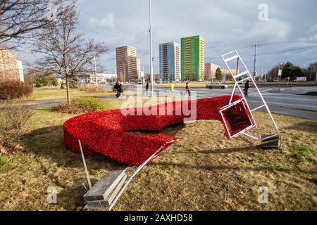 Ostrava, Tschechien. Februar 2020. Eine abgerissene Dekoration zum Valentinstag, ein Herz, ist nach dem Sturm Ciara (Sabine) am Dienstag, 11. Februar 2020, in Ostrava, Tschechien zu sehen. Kredit: Vladimir Prycek/CTK Foto/Alamy Live News Stockfoto