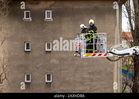 Ostrava, Tschechien. Februar 2020. Feuerwehrleute reparieren ein beschädigtes Dach nach dem Sturm Ciara (Sabine) am Dienstag, 11. Februar 2020, in Ostrava, Tschechien. Kredit: Vladimir Prycek/CTK Foto/Alamy Live News Stockfoto