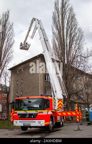 Ostrava, Tschechien. Februar 2020. Feuerwehrleute reparieren ein beschädigtes Dach nach dem Sturm Ciara (Sabine) am Dienstag, 11. Februar 2020, in Ostrava, Tschechien. Kredit: Vladimir Prycek/CTK Foto/Alamy Live News Stockfoto