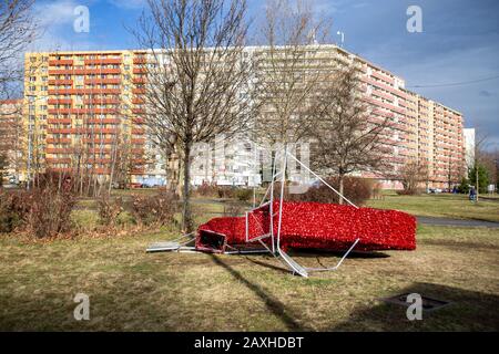 Ostrava, Tschechien. Februar 2020. Eine abgerissene Dekoration zum Valentinstag, ein Herz, ist nach dem Sturm Ciara (Sabine) am Dienstag, 11. Februar 2020, in Ostrava, Tschechien zu sehen. Kredit: Vladimir Prycek/CTK Foto/Alamy Live News Stockfoto