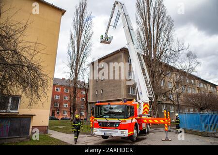 Ostrava, Tschechien. Februar 2020. Feuerwehrleute reparieren ein beschädigtes Dach nach dem Sturm Ciara (Sabine) am Dienstag, 11. Februar 2020, in Ostrava, Tschechien. Kredit: Vladimir Prycek/CTK Foto/Alamy Live News Stockfoto