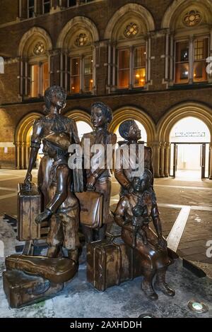 England, London, Die City of London, Liverpool Street Station, Die Kindertransport-Gedenkstatue mit dem Titel "The Arrival" von Frank Meisler Stockfoto