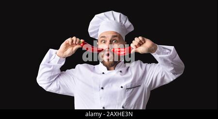 Lustiger Chef Posiert Mit Essen Und Hat Spaß Über Schwarzem Hintergrund Stockfoto