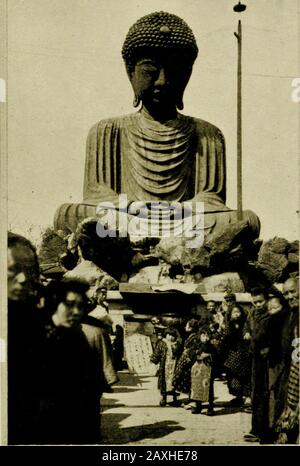 Der Kritiker im Okzident . Der Daibutsu oder Der Große Bronze-Buddha in Hyogo, in der Nähe von Kobe. Diese Beeindruckende Zahl ist Achtundvierzig Meter Hoch und Fünfundachtzig Fuß rund um Die Taille. Es ist Nicht so Gut wie das Daibutsu in Kamakura, Aber Es Übertrifft, Dass in Nara Kobe, Osaka, Binnenmeer, Nagasaki große Docks und ein großes Schiffsbauwerk der Mitsu Bishi Company gehören. Hier sind ständig einige fivettausend Arbeiter beschäftigt. Eine der großen Industriezweige in Nagasaki ist die Auftankung japanischer und ausländischer Dampfschiffe. Averyfair Dampfkohle wird hier zu drei Dollar ATON verkauft, das ist weniger als ein Dol Stockfoto