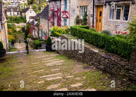 Chipping Steps in Tetbury, England, war ursprünglich eine mittelalterliche Straße mit Weberhütten gesäumt. Stockfoto