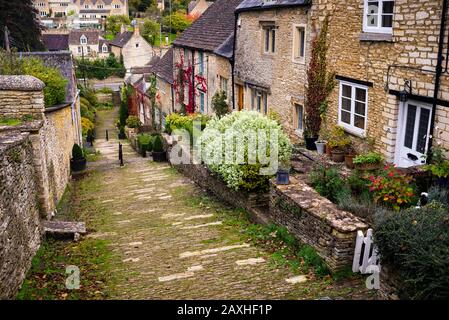 Splittertreppen in Tetbury, England, gesäumt von Weberhütten. Stockfoto