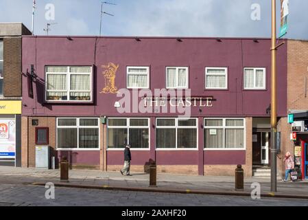 Das Castle Pub in Castle Street, Dudley, West Midlands Community Pub in einem Gebäude aus den 1960er Jahren Stockfoto