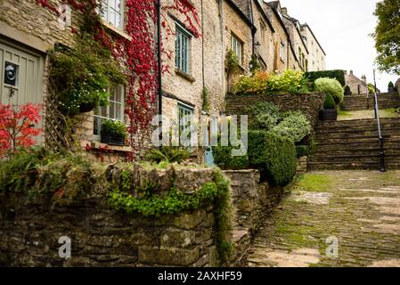 Splittertreppen in Tetbury, England, mittelalterliche Straße gesäumt von Weberhütten. Stockfoto