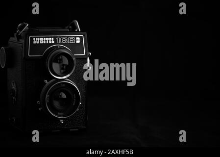 Reflex Kamera Lubitel 166B mit Twin-Objektiv und dunklem Hintergrund. Stockfoto