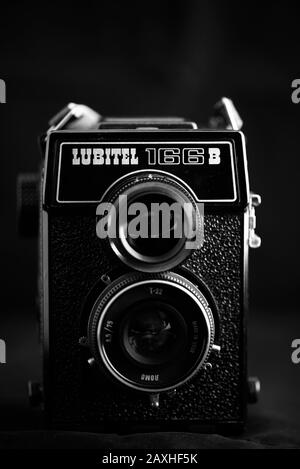 Reflex Kamera Lubitel 166B mit Twin-Objektiv und dunklem Hintergrund. Stockfoto