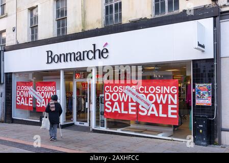 Bonmarche Shop mit "Closing Down Sale"-Plakaten im Fenster in Dudley, West Midlands Stockfoto