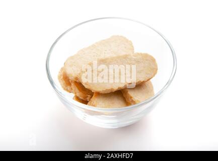 Tempeh Scheiben in Glasschale auf weißem Hintergrund Stockfoto