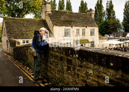 Öffentliche Wanderwege durch Wolvercote führen am Trout Inn vorbei, das auf „Lewis“, England, berühmt wurde. Stockfoto