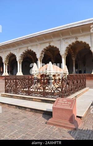 Grab von John Russell Colvin vor Diwan-i-Am, Agra Fort, Agra, Uttar Pradesh, Indien Stockfoto