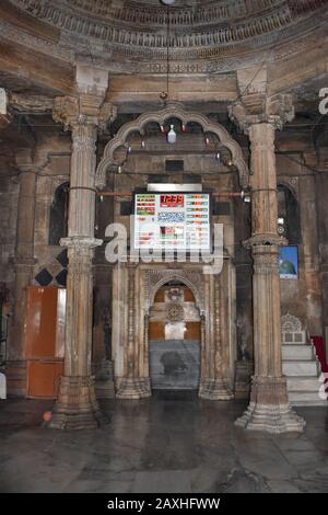 Inneres der Jami Masjid- oder Freitagsmoschee, erbaut 1424 während der Regierungszeit von Ahmed Shah, Ahmedabad, Gujarat, Indien Stockfoto