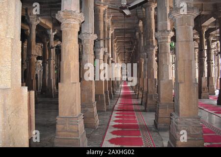 Innenkorridor und Säulen der Jami Masjid- oder Freitagsmoschee. Erbaut 1424 während der Regierungszeit von Ahmed Shah. Ahmedabad, Gujarat, Indien Stockfoto