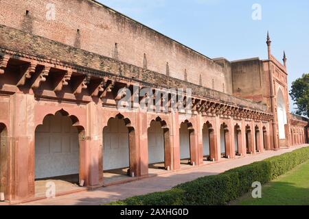Passage Courtyard in der Nähe der Moti Masjid Moschee-Pforte in Agra Fort, Agra, Uttar Pradesh, Indien Stockfoto