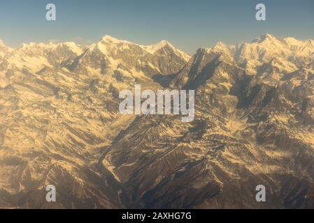 Luftansicht des Himalaya-Kamms von der Seite des Landes in Nepal Stockfoto