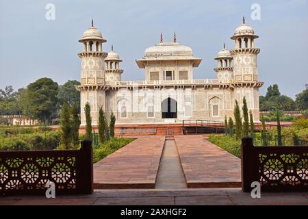 Agra, Uttar Pradesh, Indien, Januar 2020, Vorderansicht, Mausoleum von Etmaduddaula oder Itmad-ud-Daula Grab oft als Entwurf des Taj Mahal angesehen Stockfoto