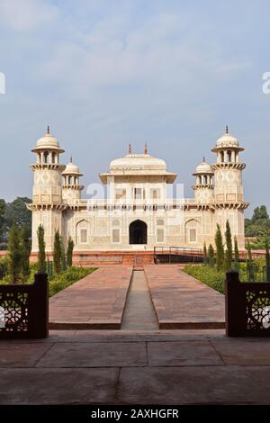 Agra, Uttar Pradesh, Indien, Januar 2020, Vorderansicht, Mausoleum von Etmaduddaula oder Itmad-ud-Daula Grab oft als Entwurf des Taj Mahal angesehen Stockfoto