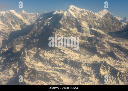 Luftansicht des Himalaya-Kamms von der Seite des Landes in Nepal Stockfoto