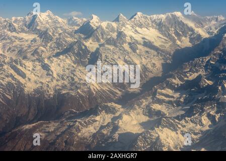 Luftansicht des Himalaya-Kamms von der Seite des Landes in Nepal Stockfoto