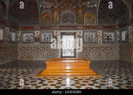 Agra, Uttar Pradesh, Indien, Januar 2020, Tombstone am Mausoleum von Etmaduddaula oder Itmad-ud-Daula Grab oft als Entwurf des Taj Mahal angesehen Stockfoto