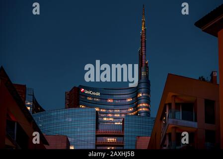 Mailand, ITALIEN - CIRCA FEBRUAR 2020: Mailand Italien, Porta Garibaldi District. Gae Aulenti-Platz. Unicredit Tower. Stockfoto