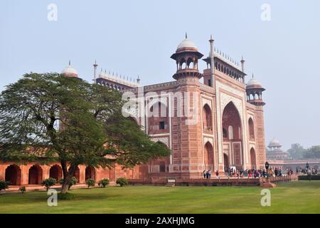 Agra, Uttar Pradesh, Indien, Januar 2020, Seitenansicht von Darwaja-i-rauza, dem Tor zu den Gärten von Taj Mahal Stockfoto