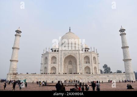 Agra, Uttar Pradesh, Indien, Januar 2020, Taj Mahal Blick von der Kau Ban Moschee Stockfoto