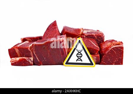 Konzept für gentechnisch verändertes Fleisch für den menschlichen Verzehr, das Brocken von rotem Fleisch mit gelbem DNA-Gen-Warnzeichen zeigt Stockfoto