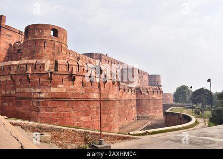 Seitenansicht von Agra Fort, Festung aus rotem Sandstein aus dem 16. Jahrhundert am Fluss Yamuna, Agra, Uttar Pradesh, Indien Stockfoto