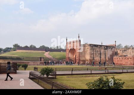 Agra, Uttar Pradesh, Indien, Januar 2020, Inside Gate, Agra Fort, Festung aus rotem Sandstein aus dem 16. Jahrhundert am Fluss Yamuna Stockfoto