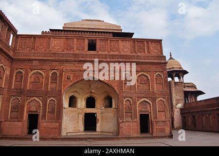 Agra, Uttar Pradesh, Indien, Januar 2020, Jahangir Mahal aus rotem Sandstein in Agra Fort, Palast für Frau, die zum königlichen Haushalt gehört Stockfoto