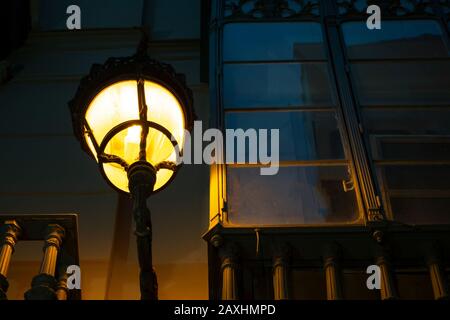 Aufnahme eines Straßenlichts in der Nacht Stockfoto
