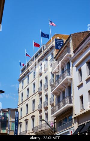 Cannes, FRANKREICH - 06. Juni 2019: Französische, amerikanische und europäische Flaggen, die an einem sonnigen Tag im Wind über einem Hotel in cannes wehten Stockfoto