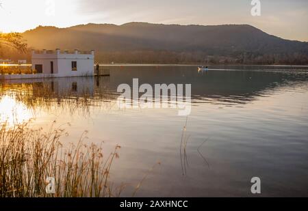 Fischerhaus über dem Banyolesee, Girona, Katalonien, Spanien Stockfoto