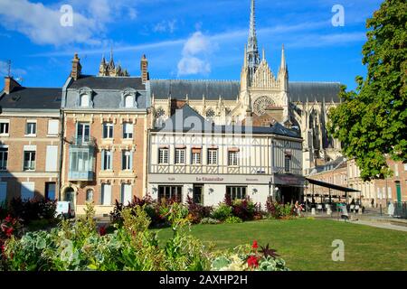 Amiens (Nordfrankreich): "Platz Jules Bocquet" im Stadtzentrum. Im Hintergrund Gebäude in der Straße "rue du Cloiter de la Barge" und Not-Dem-am Stockfoto