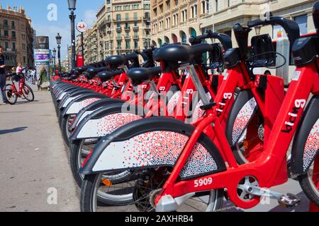 Barcelona, SPANIEN - 07. Juni 2019: Schuss des Straßenverkehrs Red Hybrid mieten Fahrräder mit elektronischer Zahlungsart für Reisen durch die Stadt Stockfoto