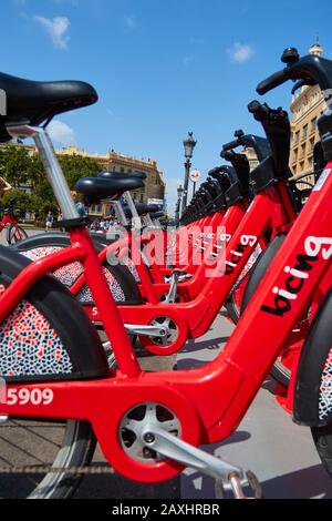 Barcelona, SPANIEN - 07. Juni 2019: Vertikaler Schuss des Straßenverkehrs Red Hybrid mieten Fahrräder mit elektronischer Zahlungsart für Reisen Stockfoto