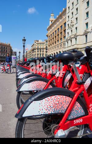 Barcelona, SPANIEN - 07. Juni 2019: Straßentransport Red Hybrid mieten Fahrräder mit elektronischer Zahlungsart für Reisen durch die Stadt stehen in Stockfoto