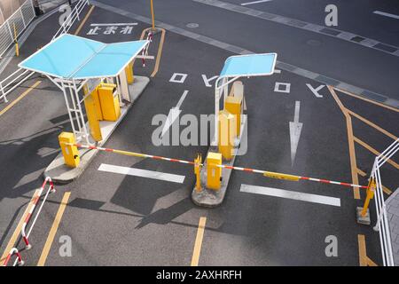 Kanonji, Kagawa, Japan: 20. Januar 2020: Blick auf den Parkplatz in Japan mit langer Bar am ein- und Ausgang. Stockfoto