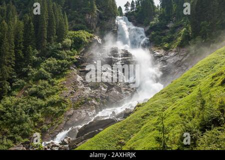 Atemberaubendes Landschaftsbild der Wasserfälle in der Nähe der Stadt Krimml im Nationalpark hohe Tauern, Österreich Stockfoto