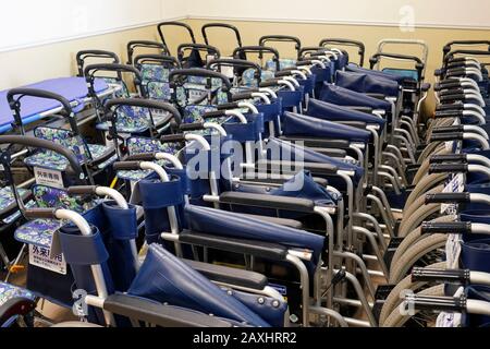 Kagawa, JAPAN - 01. FEBRUAR 2020: Viele Rollstühle im Krankenhaus, Rollstühle für ambulante Patienten. Kagawa Mitoyo Hospital. Stockfoto