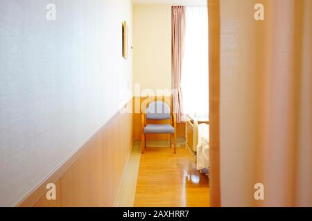 Krankenhauszimmer mit medizinischem Vorhang in einem japanischen Krankenhaus Stockfoto