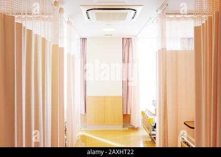 Krankenhauszimmer mit medizinischem Vorhang in einem japanischen Krankenhaus Stockfoto