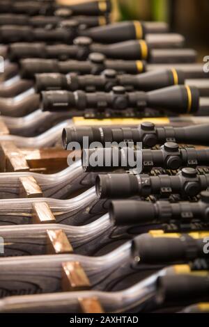 Nahaufnahme von einige Gewehre mit Scopes. Stockfoto