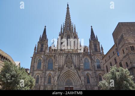 Barcelona, SPANIEN - 07. Juni 2019: Schöner horizontaler Schuss der beeindruckenden goffischen Kathedrale von Barcelona an einem heißen, wolkenlosen Sonnentag in spanien Stockfoto